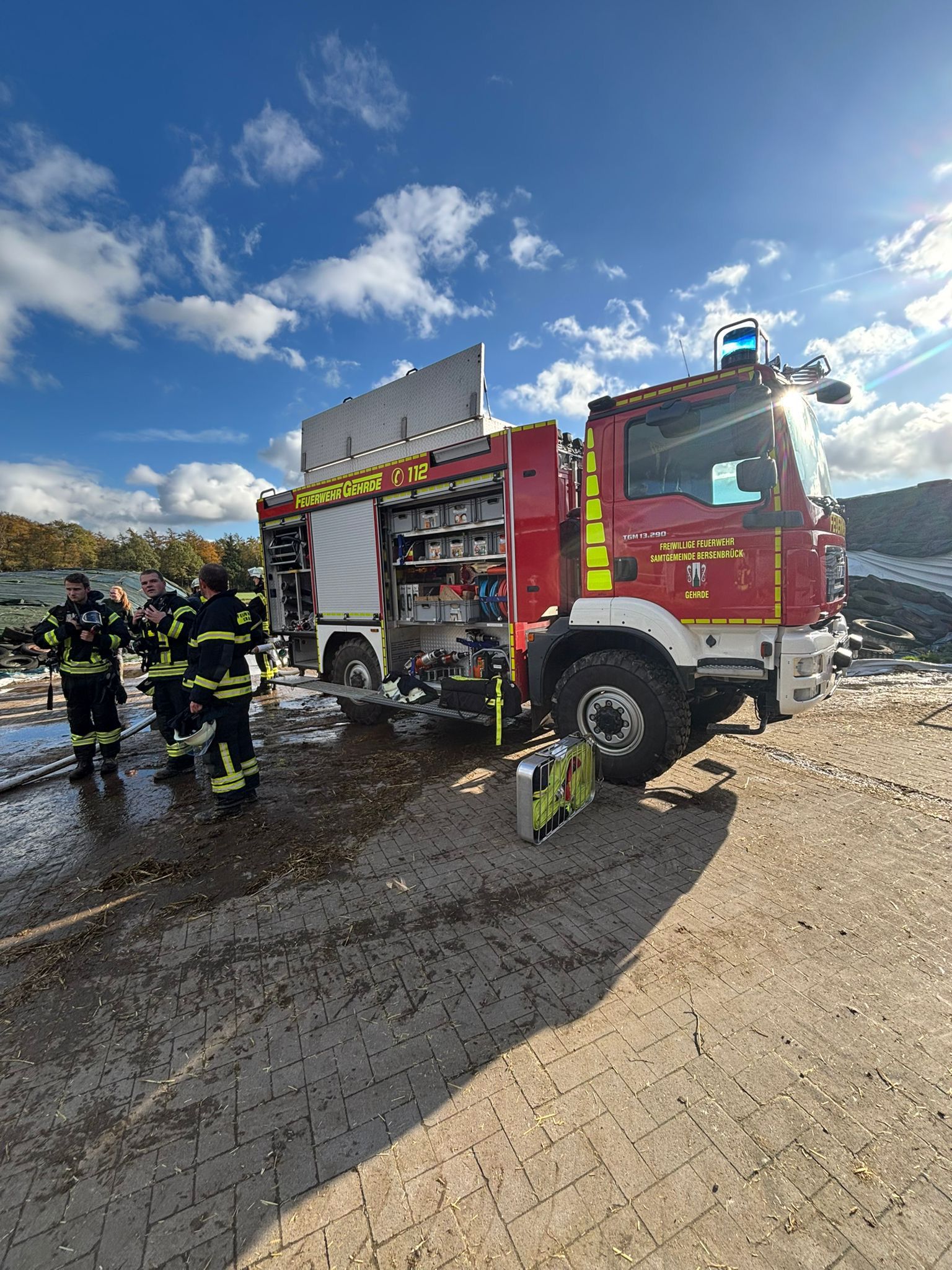 Einsatzfahrzeuge am Einsatzort