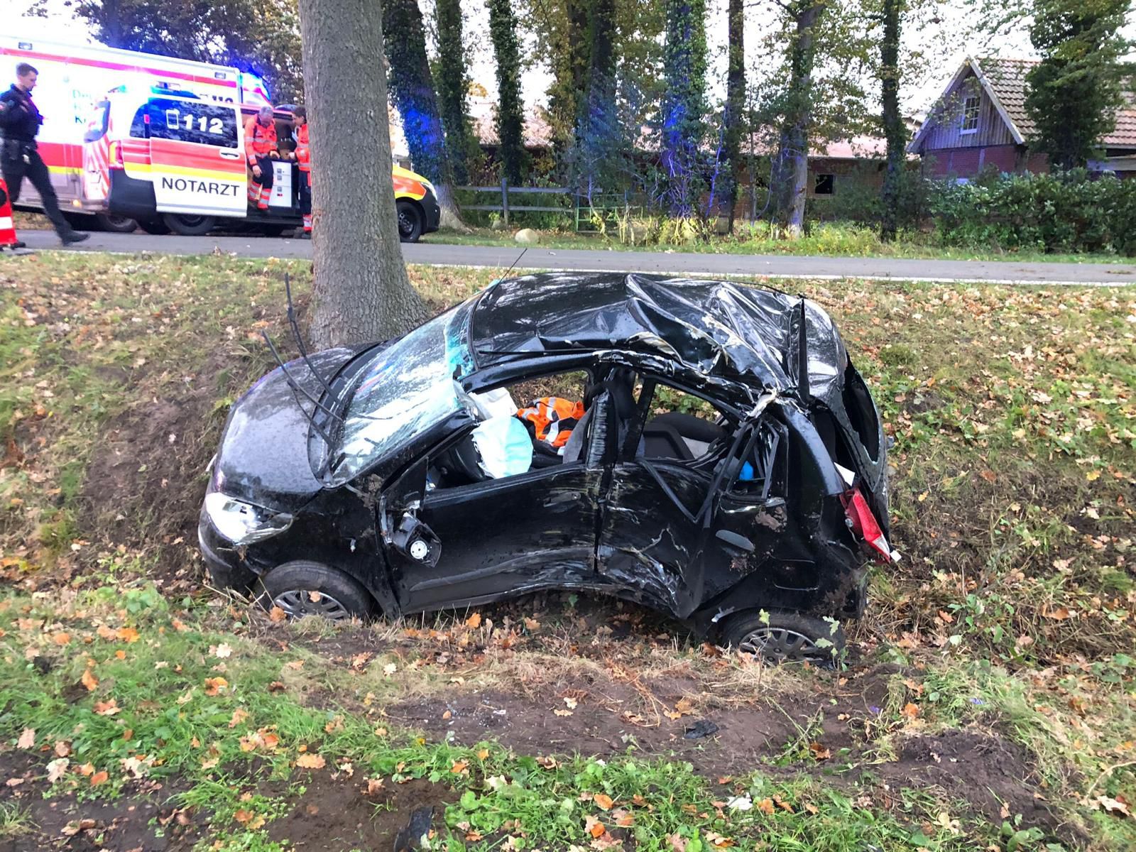 Verkehrsunfall Auto gegen Baum 3
